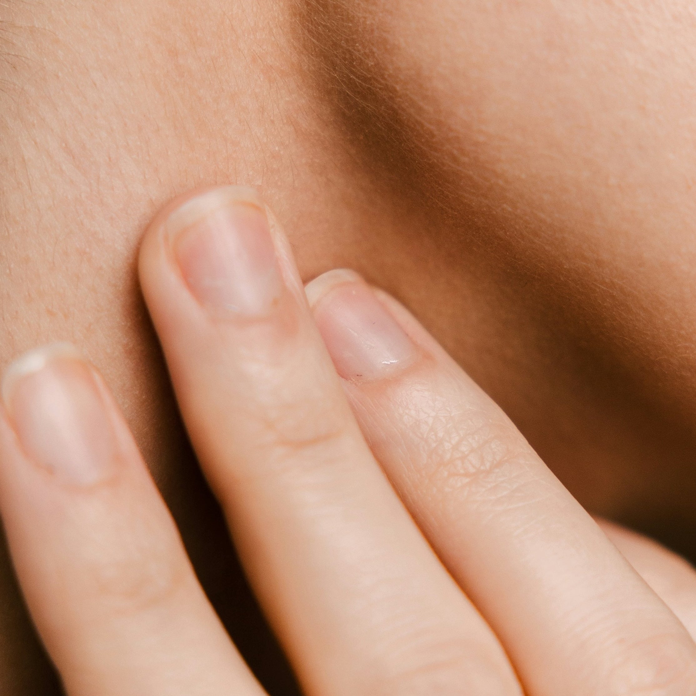 Längsrillen in den Fingernägeln - und warum die Schilddrüse dahinter stecken kann.