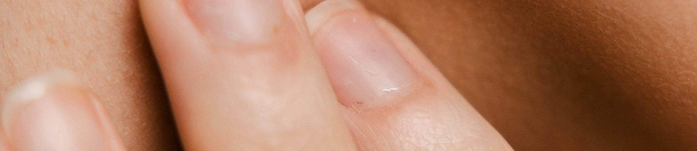 Längsrillen in den Fingernägeln - und warum die Schilddrüse dahinter stecken kann.